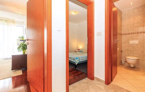 un bagno con porta che conduce a una camera con letto di Apartment Sofia a Crikvenica