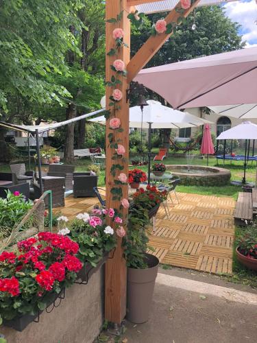 a pole with flowers on it in a garden at La Vie en Roses in Rennes-les-Bains