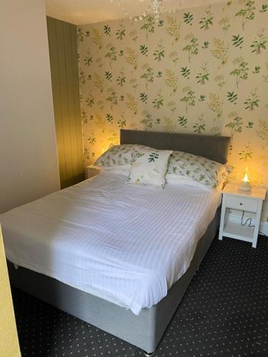 Een bed of bedden in een kamer bij Aylestone Court