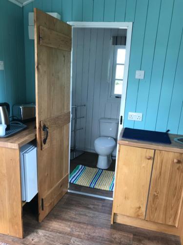A bathroom at Shepherds Hut (Benny's)