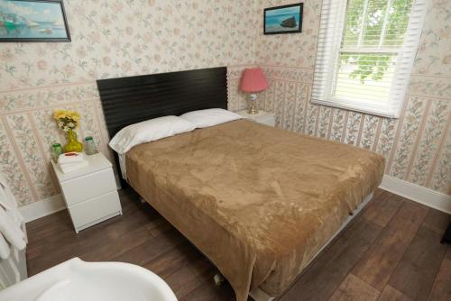 una camera con un grande letto e una finestra di North Rustico Bed and Breakfast a North Rustico