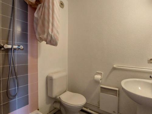 Bathroom sa Appartement Les Arcs 1800, 3 pièces, 6 personnes - FR-1-411-49