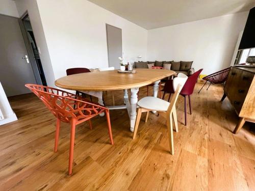une salle à manger avec une table et des chaises dans l'établissement La Maison Cilaos - Proche mer, à Les Sables-dʼOlonne
