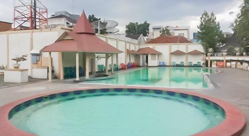 A piscina localizada em Urbanview Hotel Crown Tasikmalaya by RedDoorz ou nos arredores