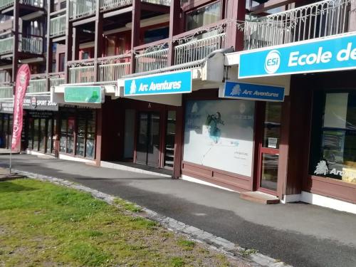 Photo de la galerie de l'établissement Studio 3 personnes avec balcon, WiFi et animaux admis aux Arcs 1800 - FR-1-411-357, à Arc 1800