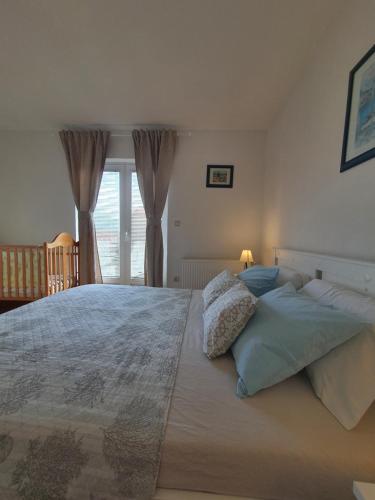 Ένα ή περισσότερα κρεβάτια σε δωμάτιο στο Apartmani INO