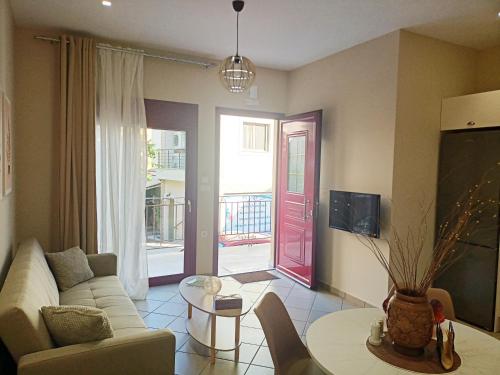 - un salon avec un canapé et une table dans l'établissement Nikola's & Joanna's apartments 2, à Argostóli
