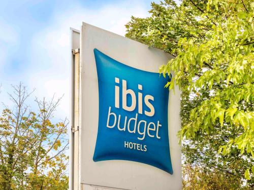 Un cartello per Ahs Buicker sul lato di un edificio di ibis budget Krakow Stare Miasto a Cracovia