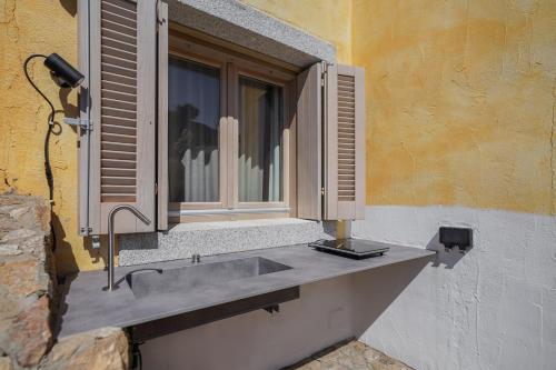 Fotografia z galérie ubytovania Your lovely and elegant home with garden sea view v La Maddalena