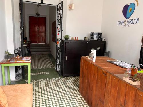 - Entrada a una habitación con puerta y escritorio en Catre de mi corazón, en Xalapa