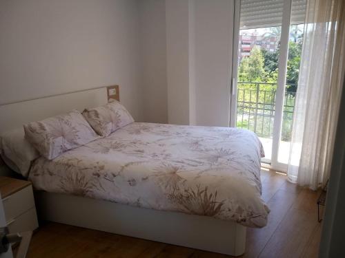 1 dormitorio con cama y ventana grande en Apartamento Garcar en Murcia