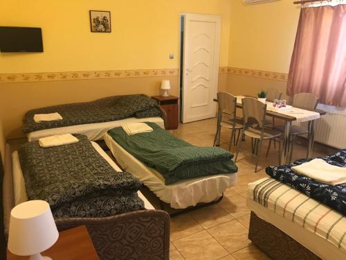 Posteľ alebo postele v izbe v ubytovaní Bencsik Tanya Szentkirály - Szálláshely & Rendezvényház