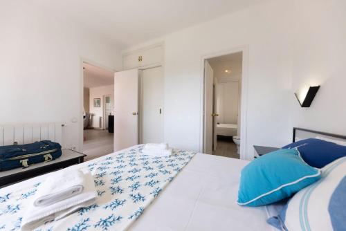 薩卡羅的住宿－Bravissimo Vil·les Brusi C S'Agaró，一间卧室配有蓝色和白色床单