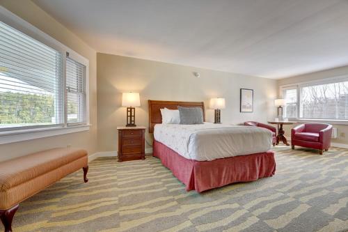um quarto com uma cama, uma secretária e uma cadeira em The Inn at Rye Place em Rye