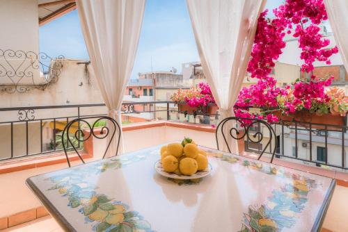 einen Obstteller auf einem Tisch auf einem Balkon in der Unterkunft Case Borgo Vacanze in Letojanni