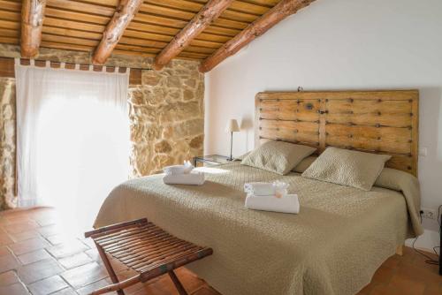 1 dormitorio con 1 cama grande y 2 bandejas. en El Zaguán de Cabanillas, en Cabanillas del Monte