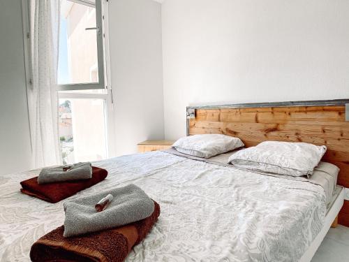 une chambre avec un lit avec deux serviettes dessus dans l'établissement T2 tout confort proche centre Hyères & plages, à Hyères