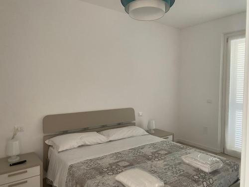A bed or beds in a room at Nuovo trilocale con giardino, aria condizionata