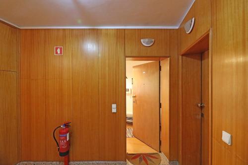 un pasillo con una boca de incendios en una habitación en FLH Gaia Valadares Comfy Apartment en Vila Nova de Gaia