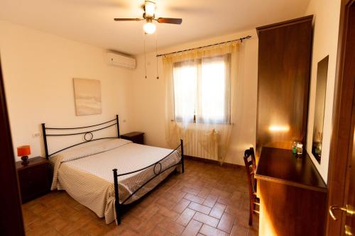a bedroom with a bed and a window at Agriturismo San Filippo in Campagnatico