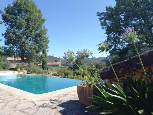 Bazén v ubytování Gîte en Cévennes du sud, bergerie restaurée au rez de jardin d'une bastide avec piscine, vue exceptionnelle, authenticité et confort nebo v jeho okolí