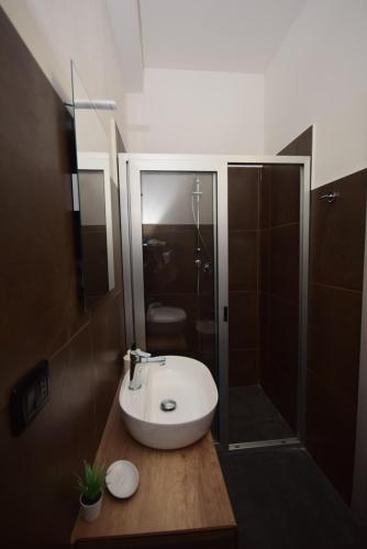 Bilik mandi di Hotel Crisvan