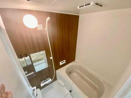 宇都宮市にあるARS HOTEL Utsunomiya フロア貸切のバスルーム(トイレ、洗面台、尿路付)