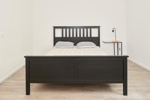 Postel nebo postele na pokoji v ubytování New apartment next to Cathedral Square