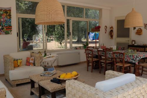 a living room with a table and chairs and a kitchen at B&B Finestre Tra Gli Ulivi in Mesagne