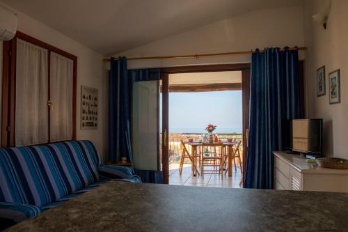 A seating area at APP.TO VIA MARE - BUDONI SWEET HOME