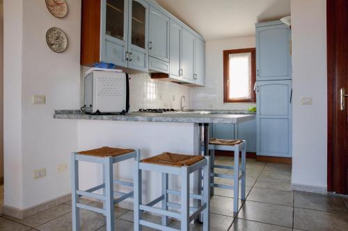 A kitchen or kitchenette at APP.TO VIA MARE - BUDONI SWEET HOME