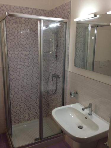 a bathroom with a shower and a sink at B&B Finestre Tra Gli Ulivi in Mesagne