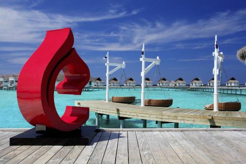 Bazén v ubytování The Centara Collection, Machchafushi Island Resort & Spa Maldives - 30 percent discount on transfers for min 4 nights stay and more, valid for reservations between 11th Feb till 22 Dec 2025 nebo v jeho okolí