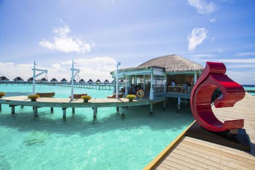 Bazén v ubytování The Centara Collection, Machchafushi Island Resort & Spa Maldives - 30 percent discount on transfers for min 4 nights stay and more, valid for reservations between 11th Feb till 22 Dec 2025 nebo v jeho okolí