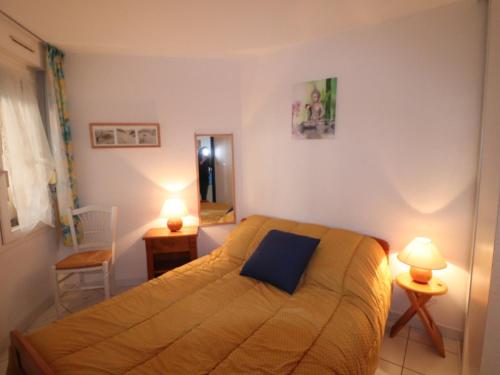 une chambre avec un lit avec un oreiller bleu dessus dans l'établissement 2 pièces cabine, vue mer + piscine + parking, 4pers, classé 2⭐⭐ - FR-1-472A-221, à Sète