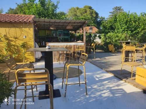 a group of chairs and a table and tables and chairs at B&B La Terre Brûlée in Aigues-Mortes