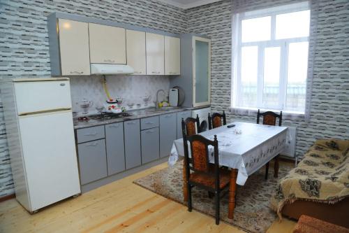 Kuchyň nebo kuchyňský kout v ubytování Eynulla House