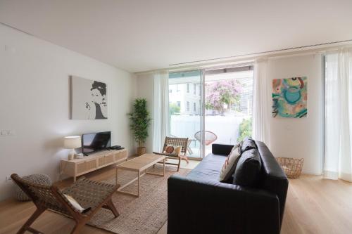 sala de estar con sofá y TV en FLH Amoreiras Wood Design Flat, en Lisboa