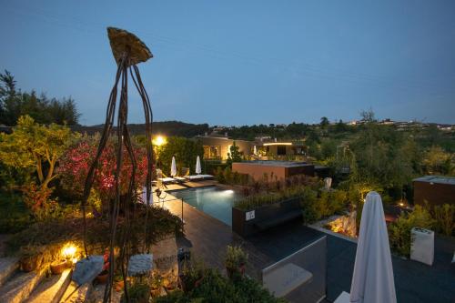 einen Luftblick auf eine Villa mit einem Pool in der Unterkunft Vale de São Torcato Hotel Rural in Guimarães