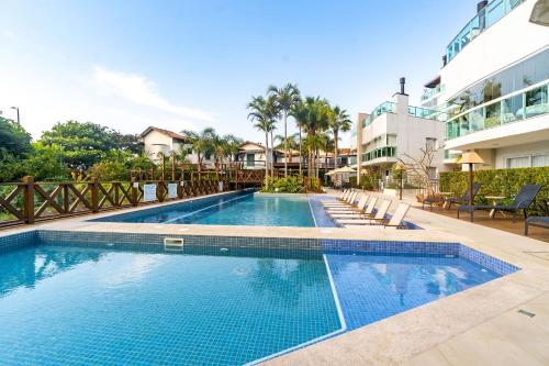 een afbeelding van een zwembad in een hotel bij Varandas do Atlântico, Fabuloso Apartamento, Praia de Bombinhas - 3 quartos 6 pessoas in Bombinhas