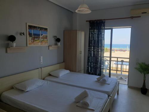 A bed or beds in a room at Blue Horizon