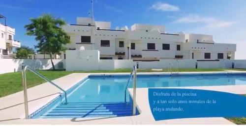 una piscina frente a un edificio en Alquiler casa veraneo Málaga Valleniza, en Málaga
