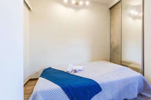 - une chambre avec un lit et un miroir dans l'établissement BEAULIEU MARINA AP4279 By Riviera Holiday Homes, à Beaulieu-sur-Mer