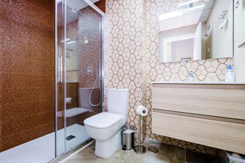 une salle de bains avec toilettes, douche et lavabo dans l'établissement Alegria ID 11, à Torrevieja