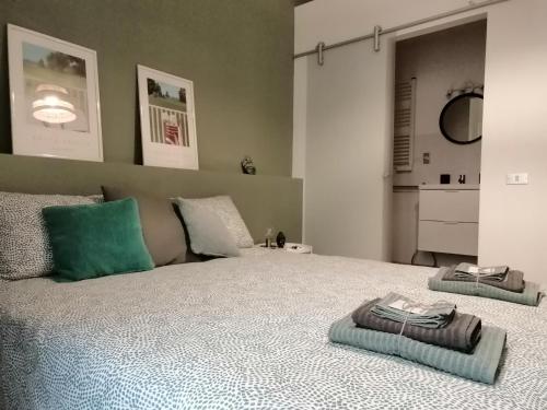 una camera da letto con un letto e due asciugamani di AUXIMUM Appartamenti a Osimo