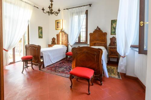 1 dormitorio con 1 cama y sillas en Residenza di Prestigio In Riva al Lago Marone Primo Piano, en Marone