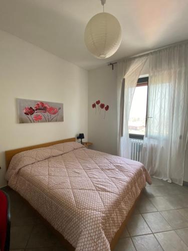 1 dormitorio con cama y ventana en Le stanze di Mina, en Cassina deʼ Pecchi