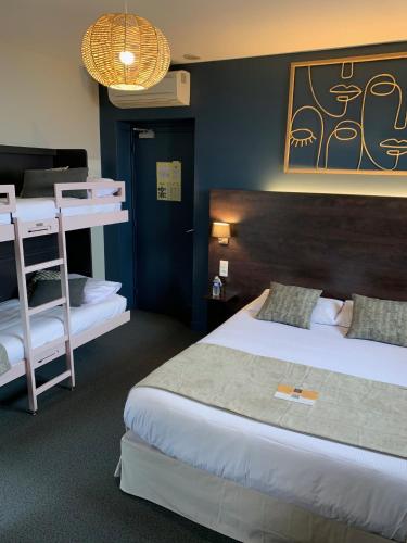 Ένα ή περισσότερα κρεβάτια σε δωμάτιο στο Logis hôtel Aux Berges de l'Aveyron