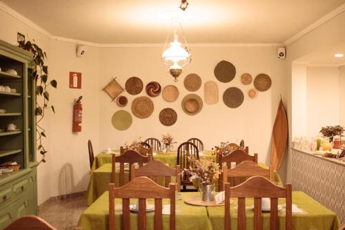 ein Esszimmer mit einem Tisch und einem grünen Tischtuch in der Unterkunft POUSADA CAPIM LIMÃO in Diamantina