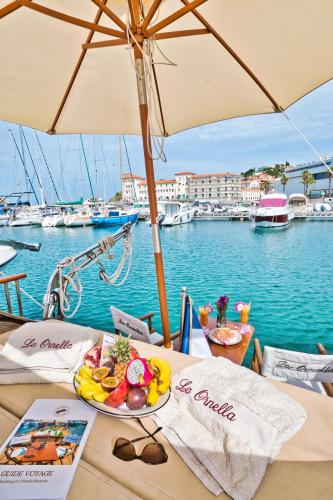 une table avec une plaque de nourriture au-dessus de l'eau dans l'établissement La Ornella - Location bateau à quai de Thierry Bourgait, à Banyuls-sur-Mer
